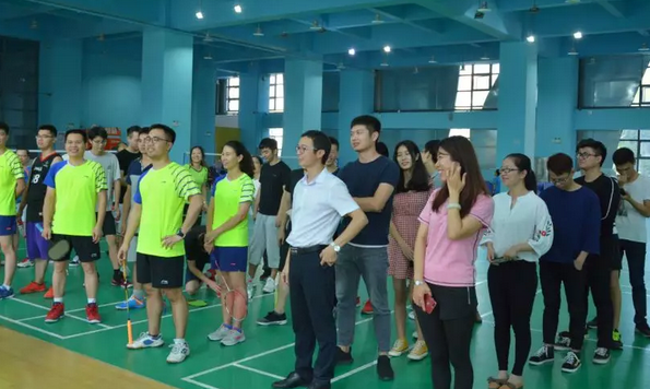 Z6尊龙2018羽毛球赛圆满进行